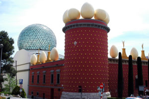 Figueres,torre Galatea i cúpula del Museu Dalí