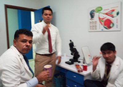 Tomando el té con compañeros de trabajo, muchos optometristas en Kenya son de India o Sri Lanka