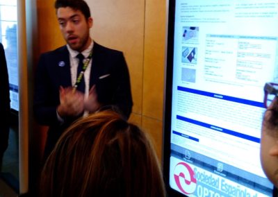 Carlos de Alicante, lector de la web, explicando su póster a los congresistas
